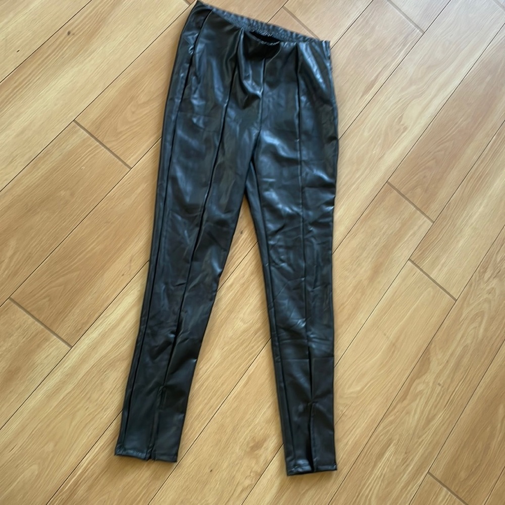 Leather pants with elastic waist and front leg slits TRENDING*